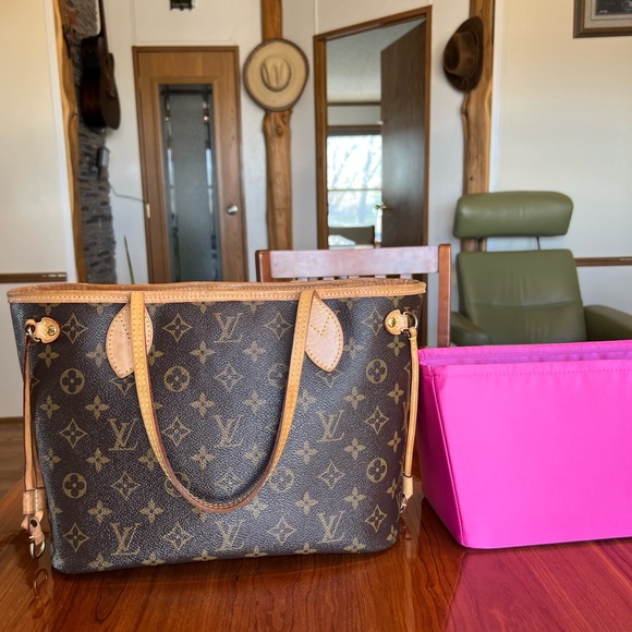 Louis Vuitton Handbags - Louis Vuitton Neverfull PM Monogram exterior Pivoine interior
